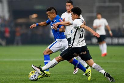 SÃO PAULO / BRASIL - (28.09.2016) Rafinha, do Cruzeiro, disputa a bola com Marquinhos Gabriel, do Corinthians,  no jogo de ida pelas quartas de final da Copa do Brasil, no Itaquerão.Marcello Zambrana, Light Press, Cruzeiro, divulgação