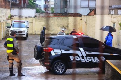  PORTO ALEGRE, RS, BRASIL, 19-12-2018. Homicídio na Rua Barão do Amazonas.Começou em um posto de combustíveis e o corpo está em estacionamento do outro lado da rua. (MATEUS BRUXEL/AGÊNCIA RBS)