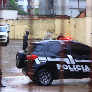  PORTO ALEGRE, RS, BRASIL, 19-12-2018. Homicídio na Rua Barão do Amazonas.Começou em um posto de combustíveis e o corpo está em estacionamento do outro lado da rua. (MATEUS BRUXEL/AGÊNCIA RBS)