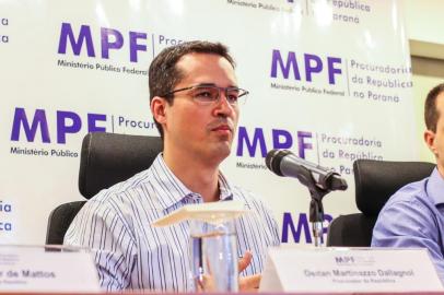 PROCURADORES CONCEDEM COLETIVA NA SEDE DO MPPR - SEGUNDA INSTÂNCIA/STF/MARCO AURÉLIO - POLÍTICA - O coordenador da força-tarefa da Operação Lava Jato, procurador da República Deltan   Dallagnol, concede entrevista coletiva na sede do Ministério Público, no centro em   Curitiba (PR), nesta quarta-feira, 19. Ele afirmou que é absolutamente equivocada a   decisão do ministro Marco Aurélio Mello, do Supremo Tribunal Federal (STF), de mandar   soltar presos condenados em 2ª instância. Cerca de 50 minutos após a decisão, o ex-  presidente Lula-preso e condenado a 12 anos e 1 mês de cadeia pelo Tribunal Regional   Federal da 4.ª Região por corrupção e lavagem de dinheiro no caso triplex do Guarujá-   pediu alvará de soltura.   19/12/2018 - Foto: GERALDO BUBNIAK/AGB/ESTADÃO CONTEÚDOEditoria: POLÍTICALocal: CURITIBAIndexador: GERALDO BUBNIAKFotógrafo: AGB