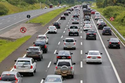  PORTO ALEGRE, RS, BRASIL 09/02/2018 - Movimento na Freeway em direção ao litoral - Feriado de Carnaval. (FOTO: ROBINSON ESTRÁSULAS/AGÊNCIA RBS)