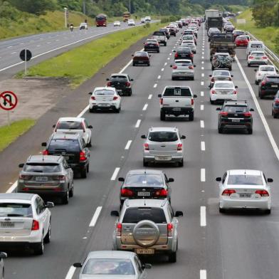  PORTO ALEGRE, RS, BRASIL 09/02/2018 - Movimento na Freeway em direção ao litoral - Feriado de Carnaval. (FOTO: ROBINSON ESTRÁSULAS/AGÊNCIA RBS)