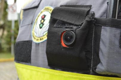 Todos os fiscais de trânsito receberão câmeras digitais individuais de corpo, que ficarão acopladas ao uniforme dos agentes. A função do equipamento é gravar as abordagens em todas as operações realizadas pela secretaria, buscando mais segurança e transparência, tanto para os fiscais como para a comunidade. A câmera deverá gravar com áudio, ter modo visão noturna, gerar fotografia em cada frame e disponibilizar informações de data, horário e local, entre outras especificações. As imagens deverão ficar armazenadas em uma estação computadorizada, permitindo o gerenciamento das informações.