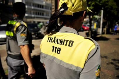  CAXIAS DO SUL, RS, BRASIL, 17/12/2018Pauta sobre o trabalho dos agentes de trânsito na cidade.Agentes de trânsito: Leonardo Hackbart, 47 e Nair Sirtorli, 51 (Lucas Amorelli/Agência RBS)