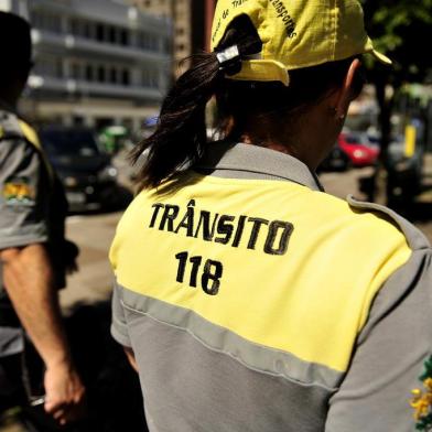  CAXIAS DO SUL, RS, BRASIL, 17/12/2018Pauta sobre o trabalho dos agentes de trânsito na cidade.Agentes de trânsito: Leonardo Hackbart, 47 e Nair Sirtorli, 51 (Lucas Amorelli/Agência RBS)