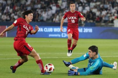  Real Madrids Belgian goalkeeper Thibaut Courtois (R) dives to make a save against Kashima Antlers midfielder Shoma Doi during the semi final football match of the FIFA Club World Cup 2018 tournament between Japans Kashima Antlers and Spains Real Madrid at the Zayed Sports City Stadium in Abu Dhabi, the capital of the United Arab Emirates, on December 19, 2018. (Photo by KARIM SAHIB / AFP)Editoria: SPOLocal: Abu DhabiIndexador: KARIM SAHIBSecao: soccerFonte: AFPFotógrafo: STF