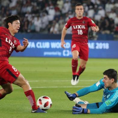  Real Madrids Belgian goalkeeper Thibaut Courtois (R) dives to make a save against Kashima Antlers midfielder Shoma Doi during the semi final football match of the FIFA Club World Cup 2018 tournament between Japans Kashima Antlers and Spains Real Madrid at the Zayed Sports City Stadium in Abu Dhabi, the capital of the United Arab Emirates, on December 19, 2018. (Photo by KARIM SAHIB / AFP)Editoria: SPOLocal: Abu DhabiIndexador: KARIM SAHIBSecao: soccerFonte: AFPFotógrafo: STF