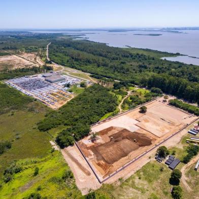  Guaíba, RS, BRASIL, 10/12/2018 : TBT: 20 anos depois da saída da Ford, como ficou o terreno, em Guaíba. Empresa Daspet faz obras no local. Foton já iniciou, mas apenas o alicerce de um prédio foram colocados. (Omar Freitas/Agência RBS)Local: GuaÃ­ba