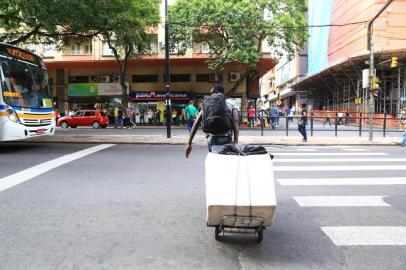  PORTO ALEGRE -RS-BRAmbulantes no centro de Porto Alegre.Senegaleses recolhendo o material que vendem na avenida Salgado Filho, com receio da fiscalização.FOTÓGRAFO: TADEU VILANI AGÊNCIA RBS Editoria DG