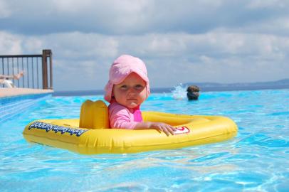 bebê dentro de uma boia na piscina