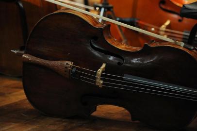  CAXIAS DO SUL, RS, BRASIL 09/03/2015Ensaio da Orquestra Sinfônica da UCS, regida pelo maestro Manfredo Schmiedt. (Felipe Nyland/Agência RBS)Indexador: FELIPE NYLAND                   