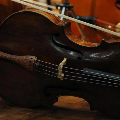  CAXIAS DO SUL, RS, BRASIL 09/03/2015Ensaio da Orquestra Sinfônica da UCS, regida pelo maestro Manfredo Schmiedt. (Felipe Nyland/Agência RBS)Indexador: FELIPE NYLAND                   