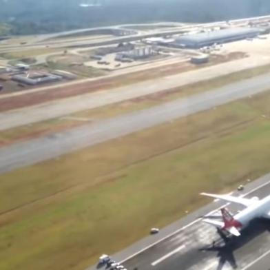  A pista do aeroporto internacional de Belo Horizonte, em Confins, está fechada para pousos e decolagens desde a 1h43min desta quinta-feira (20). Segundo informações do portal G1, o fechamento ocorreu após um avião da Latam, que fazia a rota São Paulo-Londres, realizar um pouso de emergência no terminal.