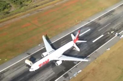  A pista do aeroporto internacional de Belo Horizonte, em Confins, está fechada para pousos e decolagens desde a 1h43min desta quinta-feira (20). Segundo informações do portal G1, o fechamento ocorreu após um avião da Latam, que fazia a rota São Paulo-Londres, realizar um pouso de emergência no terminal.