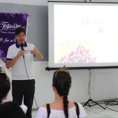  CAXIAS DO SUL, RS, BRASIL (11/02/2016) Festa da Uva 2016. O presidente Edson Nespolo apresenta à imprensa as novidades do desfile cinematográfico da Festa da Uva 2016. Na foto, o jornalista Paulo Cancian faz a apresentação.  (Roni Rigon/Pioneiro)