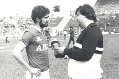 Kita homenageado pela imprensa caxienseO jogador Kita (João Leithardt Neto), 53 anos, nascido em Passo Fundo (RS), foi um dos grandes goleadores do futebol brasileiro. Em Caxias do Sul, Kita integrou a equipe do Esporte Clube Juventude entre 1981 a 1983. Sendo goleador no Juventude no Campeonato Gaúcho de 1983, o atacante foi contratado pelo Internacional de Porto Alegre. Na foto, registrada no estádio Alfredo Jaconi, em setembro de 1984, Kita, vestindo a camisa colorada, recebeu uma homenagem do jornalista Paulo Cancian, do jornal Pioneiro. 