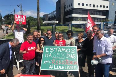 Políticos do PT se concentram em frente à carceragem da PF em Curitiba