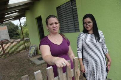  PORTO ALEGRE, RS, BRASIL - 2018.12.12 - Duas médicas de Cuba tentam permanecer em Guaíba depois que o governo cubano chamou de volta os médicos do Mais Médicos. Na foto: Doraysa (de rosa) e Bárbara (vestido listrado) (Foto: ANDRÉ ÁVILA/ Agência RBS)