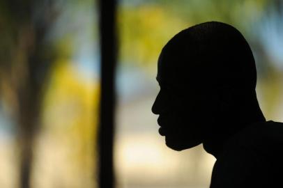  CAXIAS DO SUL, RS, BRASIL, 01/04/2016. O senegalês Bamba Thiam, 29 anos, é supervisor da empresa Green Pack, localizada no bairro Cidade Nova, em Caxias do Sul. Em meio à crise econômica, muitos imigrantes pensam em retornar à sua terra natal, mas Bamba conseguiu alcançar seus objetivos no país. (Diogo Sallaberry/Agência RBS)