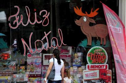  CAXIAS DO SUL, RS, BRASIL, 19/12/2018Vendas para o natal no comércio no centro de Caxias. (Lucas Amorelli/Agência RBS)