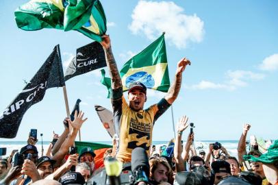 Billabong Pipe Masters 2018Gabriel Medina of Brazil won the world title in Heat 1 of the Semifinals at the Billabong Pipe Masters at Pipeline, Oahu, Hawaii.Editoria: EdiLocal: Banzai Pipeline, OahuIndexador: Ed SloaneSecao: EditorialFonte: www.worldsurfleague.comFotógrafo: Photographer