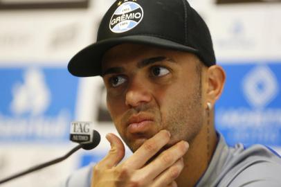  PORTO ALEGRE, RS, BRASIL, 01-10-2018. Jogadores do Grêmio Geromel e Luan fazem coletiva de imprensa no CT Luiz Carvalho. (CAMILA DOMINGUES/AGÊNCIA RBS)