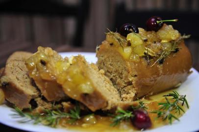  CAXIAS DO SUL, RS, BRASIL, 18/12/2018Tender de soja com molho de abacaxi é a ceia de natal vegana do restaurante Lechuga no bairro Pio X. (Lucas Amorelli/Agência RBS)