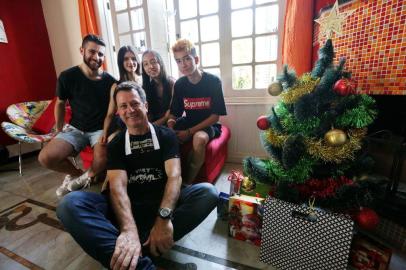  PORTO ALEGRE, RS, BRASIL, 15/12/2018: Pauta do vida, sobre a organização das famílias para comemorar o natal. Neste sábado, Dulcimar Zaparoli, que tem quatro filhos de três mulheres diferentes recebe os filhos em casa para comemorar o natal. Na foto, Dulcimar com os filho (e/d) João Pedro Zaparoli, Isabella de Melo Zaparoli, Manuella Rossi Zaparoli e Eduardo Rossi Zaparoli. (CAMILA DOMINGUES/AGÊNCIA RBS)