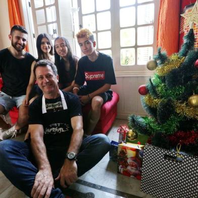  PORTO ALEGRE, RS, BRASIL, 15/12/2018: Pauta do vida, sobre a organização das famílias para comemorar o natal. Neste sábado, Dulcimar Zaparoli, que tem quatro filhos de três mulheres diferentes recebe os filhos em casa para comemorar o natal. Na foto, Dulcimar com os filho (e/d) João Pedro Zaparoli, Isabella de Melo Zaparoli, Manuella Rossi Zaparoli e Eduardo Rossi Zaparoli. (CAMILA DOMINGUES/AGÊNCIA RBS)