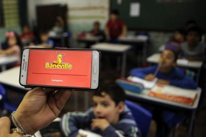  CAXIAS DO SUL, RS, BRASIL, 17/04/2018 - Escola Estadual de Ensino Fundamental Comendador Kalil Sehbe dribla as dificuldades para usar a ferramenta pedagógica lançada pela Secretaria de Educação do Estado na semana passada, o Baneville. O jogo simula uma cidade e ajuda a desenvolver nas crianças conduta cidadã. NA FOTO: alunos do 3º ano. (Marcelo Casagrande/Agência RBS)