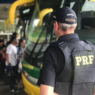 PRF orienta passageiros de ônibus sobre importância do uso do cinto na Estação Rodoviária de Caxias do Sul