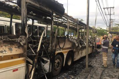 Um ônibus da linha T4 da empresa Carris pegou fogo no início da tarde desta sexta-feira na Avenida Antônio de Carvalho, próximo à Avenida Ipiranga, na zona leste de Porto Alegre. O caso ocorreu pouco depois das 18h30. 