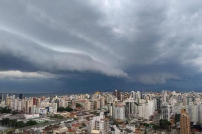 A quinta-feira (20) teve uma nuvem chamando atenção na região da Grande Florianópolis, e nesta sexta-feira (21) um outro tipo de nuvem também se destacou no céu da Capital catarinense (veja no vídeo abaixo).