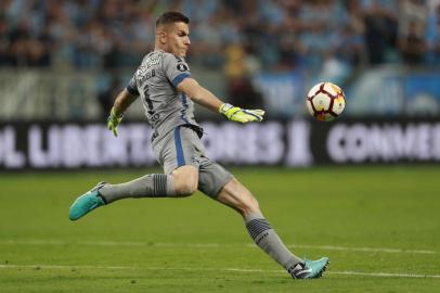 Brazils Gremio goalkeeper Marcelo Grohe, serves the ball during their 2018 Copa Libertadores semifinal match against Argentinas River Plate held at Gremio Arena, in Porto Alegre, Brazil, on October 30, 2018. (Photo by Itamar AGUIAR / AFP) / The erroneous mention[s] appearing in the metadata of this photo by NELSON ALMEIDA has been modified in AFP systems in the following manner: [Itamar Aguiar] instead of [Nelson Almeida]. Please immediately remove the erroneous mention[s] from all your online services and delete it (them) from your servers. If you have been authorized by AFP to distribute it (them) to third parties, please ensure that the same actions are carried out by them. Failure to promptly comply with these instructions will entail liability on your part for any continued or post notification usage. Therefore we thank you very much for all your attention and prompt action. We are sorry for the inconvenience this notification may cause and remain at your disposal for any further information you may require.