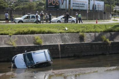  PORTO ALEGRE, RS, BRASIL, 23-12-2018. Após roubar carro durante fuga , ladroes caem no Arroio Diluvio. (ANDRÉ ÁVILA/AGÊNCIA RBS)