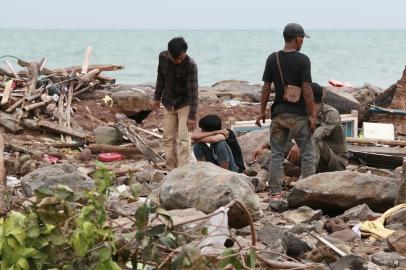  Rescuers look for survivors along the coast in South Lampung on South Sumatra on December 23, 2018, after the area was hit by a tsunami on December 22 following an eruption of the Anak Krakatoa volcano. - A volcano-triggered tsunami has left at least 222 people dead and hundreds more injured after slamming without warning into beaches around Indonesias Sunda Strait, officials said on December 23, voicing fears that the toll would rise further. (Photo by Ferdi Awed / AFP)Editoria: DISLocal: Bandar LampungIndexador: FERDI AWEDSecao: volcanic eruptionFonte: AFPFotógrafo: STR