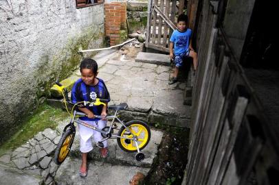  CAXIAS DO SUL, RS, BRASIL (23/12/2018)Crianças ganham bicicletas no bairro Beltrão de Queiróz, em Caxias do Sul. Campanha foi encabeçada pelo rapper Chiquinho Divilas. Na foto, o menino Isaías Gabriel Borges, oito anos, foi um dos contemplados com a bicicleta. Ele havia pedido o presente ao Papai Noel dias antes.  (Antonio Valiente/Agência RBS)