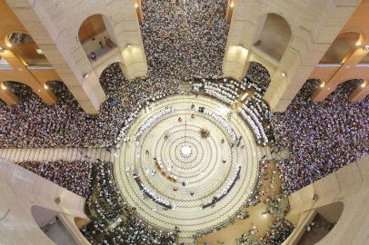 Missa no Santuário Nacional de Aparecida, no Vale do Paraíba, em São Paulo, nesta quarta- feira (12), Dia da Padroeira do Brasil.    