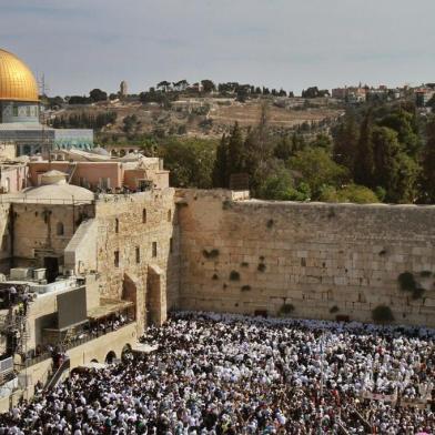  Jewish worshippers draped in prayer shawls perform the annual Cohanim prayer (priests blessing) during Sukkot, or the feast of the Tabernacles, holiday at the Western Wall in the old city of Jerusalem on September 30, 2015. Tens of thousands of Jews make the week-long pilgrimage to Jerusalem during Sukkot, which commemorates the desert wanderings of the Israelites after their exodus from Egypt. AFP PHOTO / GIL COHEN-MAGENEditoria: RELLocal: JerusalemIndexador: GIL COHEN MAGENSecao: judaismFonte: AFPFotógrafo: STR