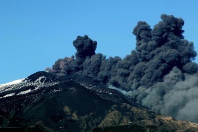 Smoke rises near the city of Catania during an eruption of the Mount Etna, one of the most active volcanoes in the world on December 24, 2018. (Photo by GIOVANNI ISOLINO / AFP)