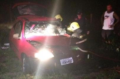 Acidente na Estrada do Mar deixou uma vítima na madrugada desta segunda-feira (24). Uma colisão frontal entre dois veículos no km 48 da ERS-389 (Estrada do Mar) resultou na morte de um motorista na madrugada de segunda-feira (24). De acordo com o Comando Rodoviário da Brigada Militar, o acidente envolveu dois carros que trafegavam em sentidos opostos, um na direção de Capão da Canoa e outro a caminho de Torres. Um dos automóveis invadiu a pista contrária e o choque matou o condutor de um dos veículos. O motorista do outro automóvel e o seu caroneiro foram encaminhados para atendimento no Hospital Santa Luzia, em Capão da Canoa.