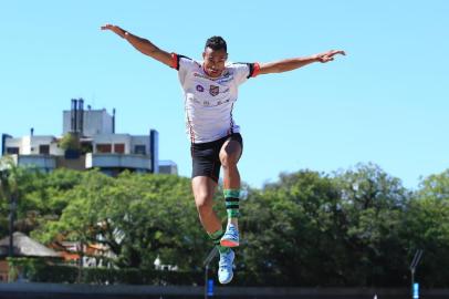  PORTO ALEGRE, RS, BRASIL - Destaques do esporte gaúcho de 2018. Entrevista com Almir Júnior, atleta do salto triplo.Indexador: Jeff Botega