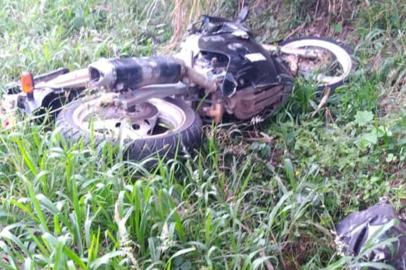  ANTÔNIO PRADO, RS, BRASIL, 24.12.2018. Acidente em Antônio Prado envolvendo uma motocicleta e um Corsa branco no km 117 deixou dois mortos.Foto: Bombeiros Voluntários de Antônio Prado, Divulgação