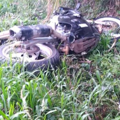  ANTÔNIO PRADO, RS, BRASIL, 24.12.2018. Acidente em Antônio Prado envolvendo uma motocicleta e um Corsa branco no km 117 deixou dois mortos.Foto: Bombeiros Voluntários de Antônio Prado, Divulgação