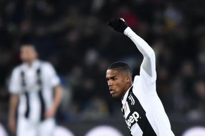 douglas costa, juventus, brasil, selecao, gremio