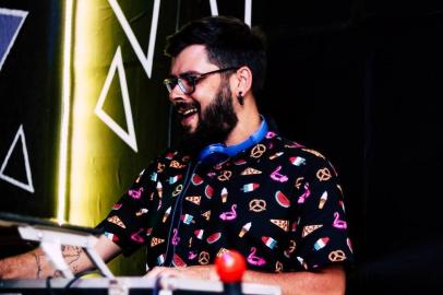 DJ Felipe Esteves, um dos residentes da Level Cult