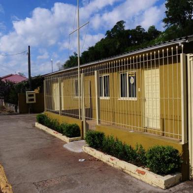  CAMPESTRE DA SERRA, RS, BRASIL, 24/12/2018. Municípios com menos de 10 mil habitantes sofrem com déficit de efetivo da Brigada Militar e se tornaram alvo das quadrilhas que assaltam ou cometem explosões em agências bancárias. Em Campestre da Serra, os 3,3 mil habitantes ficaram sem agência do Banco do Brasil que deixou a cidade alegando falta de segurança. Na foto, posto da BM do município. (Porthus Junior/Agência RBS)