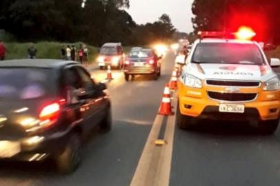 Duas pessoas morreram após uma batida entre um carro e um ônibus na RS-040, em Viamão, na Região Metropolitana, por volta das 19h desta terça-feira (25). 