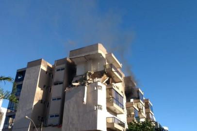 Um incêndio atinge um apartamento na área central de Farroupilha na manhã desta quarta-feira. Segundo o Corpo de Bombeiros, as chamas iniciaram por volta das 7h30min em um dos quatro andares de um prédio que fica na Avenida Independência, próximo ao Hospital São Carlos.