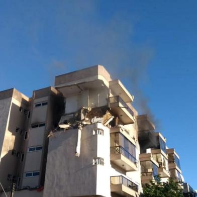 Um incêndio atinge um apartamento na área central de Farroupilha na manhã desta quarta-feira. Segundo o Corpo de Bombeiros, as chamas iniciaram por volta das 7h30min em um dos quatro andares de um prédio que fica na Avenida Independência, próximo ao Hospital São Carlos.